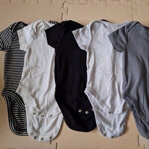 Old navy set of 5 onesies - 6-12 month